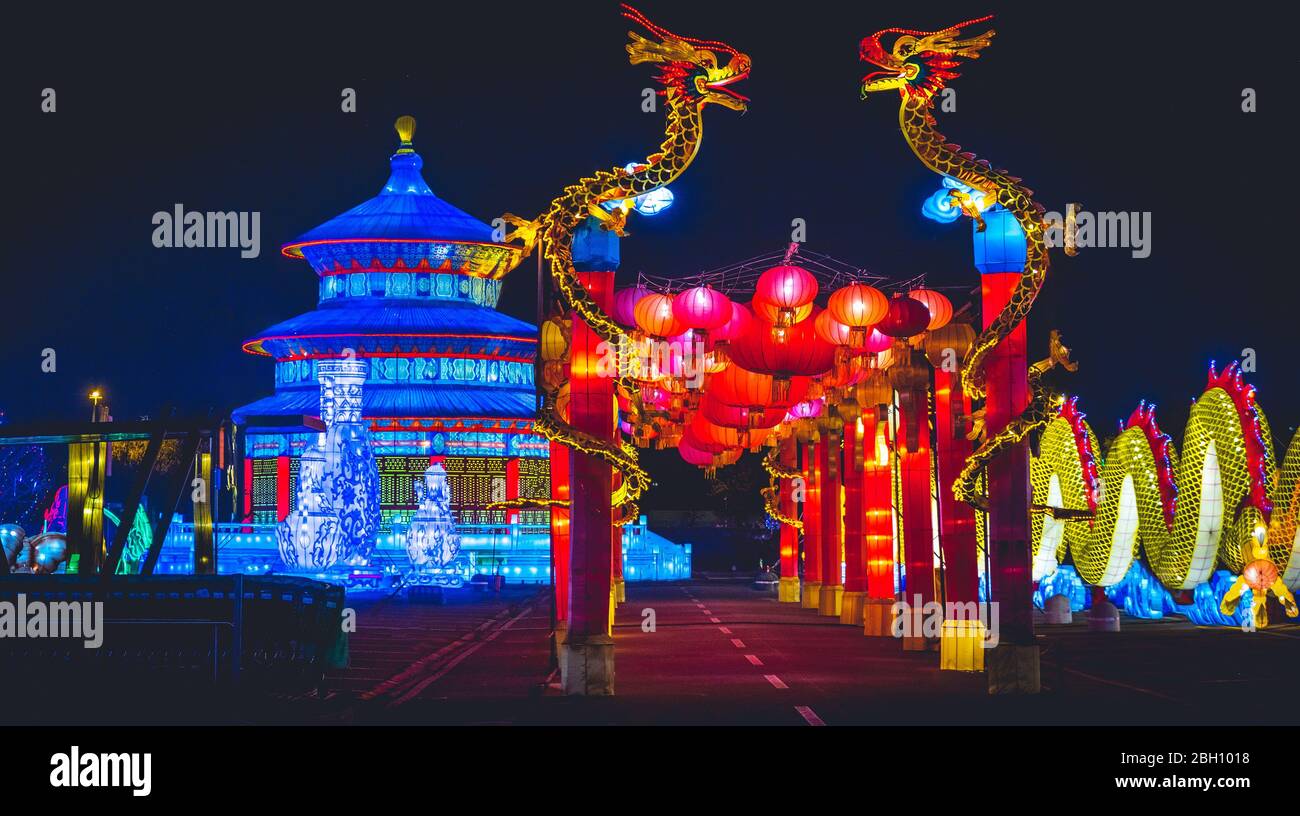 Chinois horizontal fond bleu nuit dragon temple lanterne Festival Banque D'Images