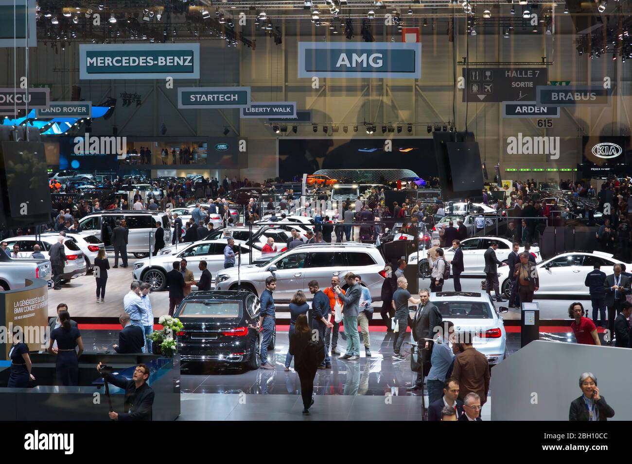 GENÈVE, SUISSE - 6 mars 2018 : vue sur les salles d'exposition de Palexpo au cours du 88ème salon international de l'automobile de Genève Banque D'Images