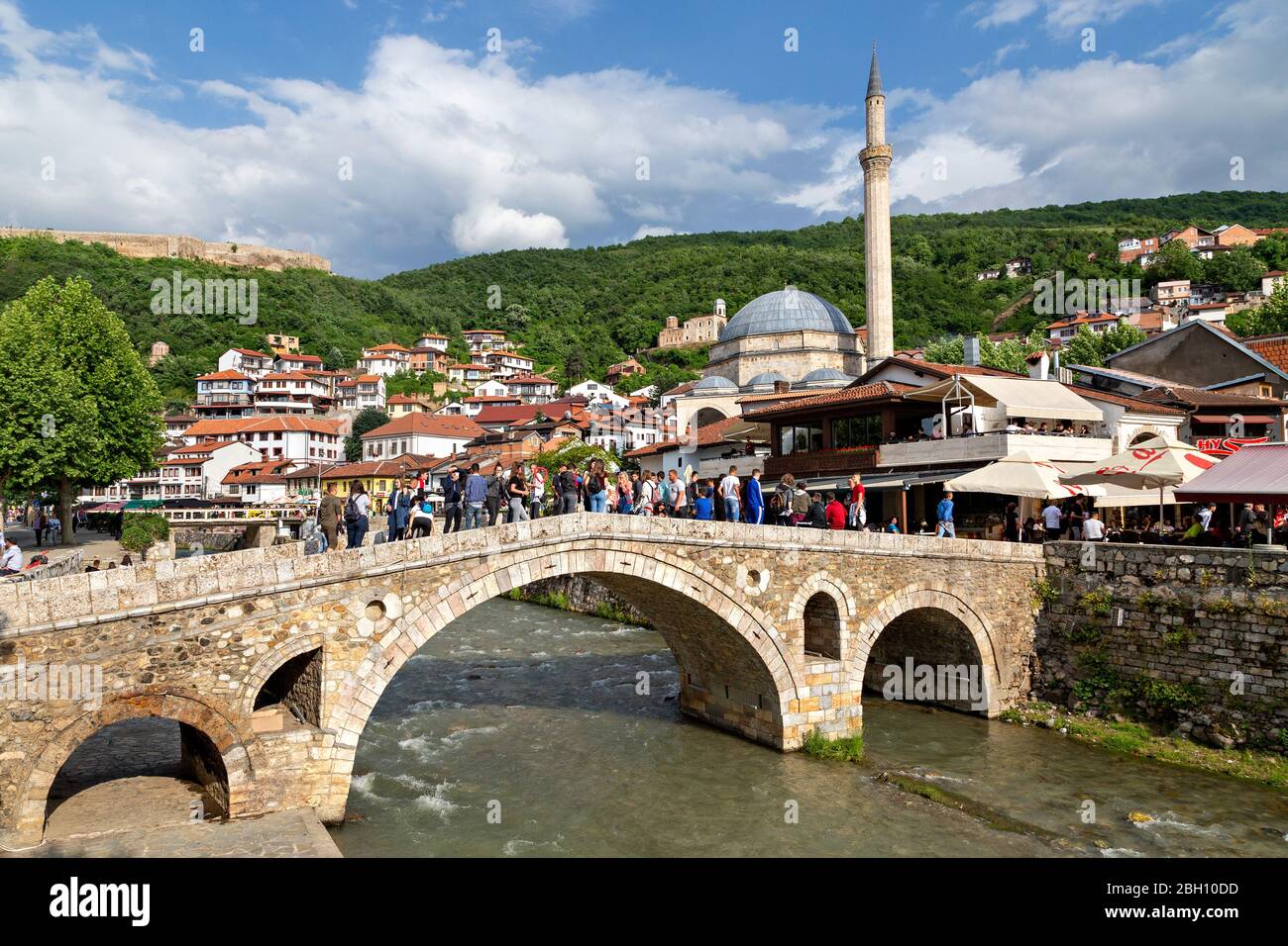 Ancien pont en pierre et Mosquée sinan Pasha, à Prizren, Kosovo Banque D'Images