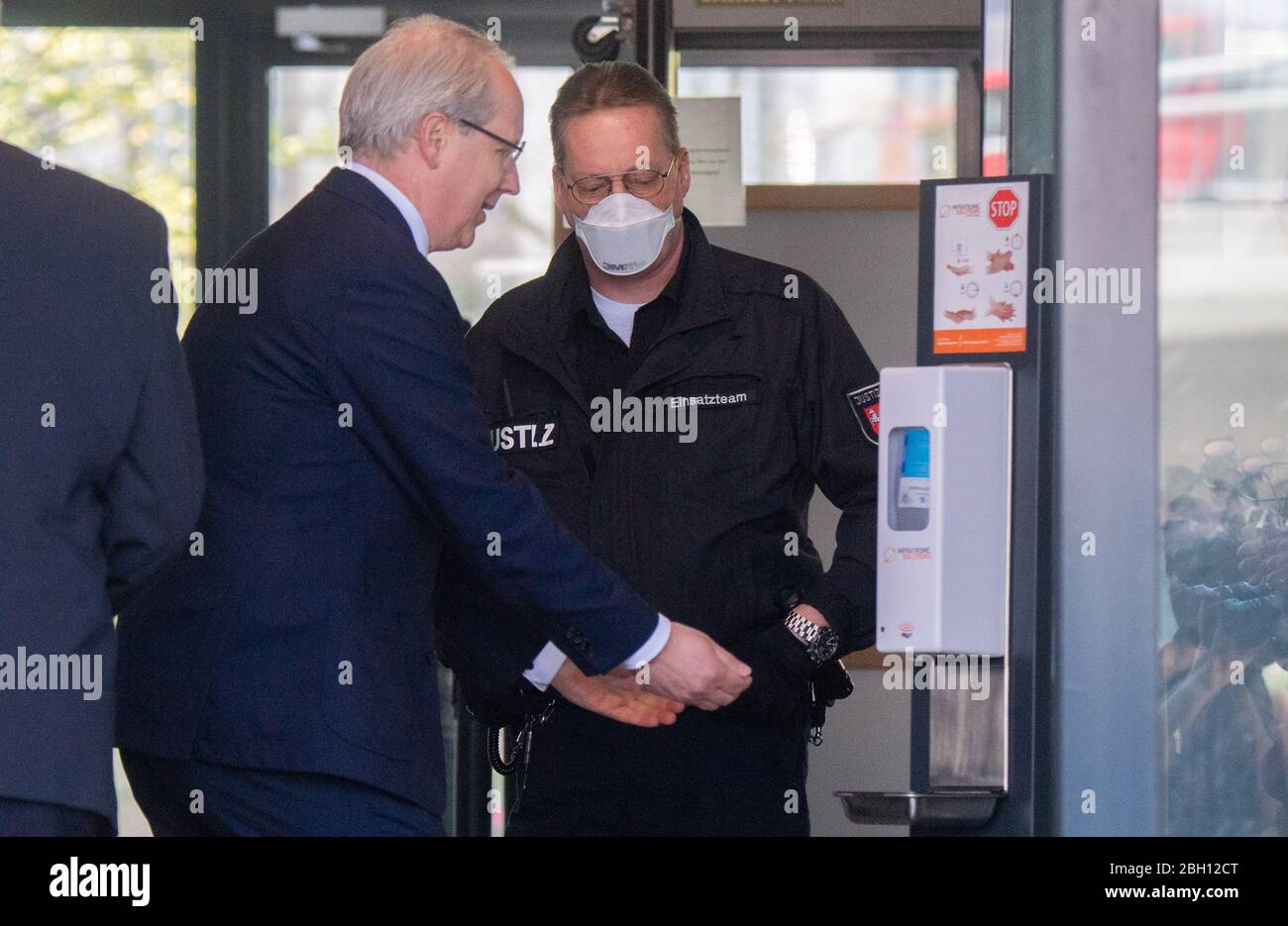 23 avril 2020, Basse-Saxe, Hanovre: Stefan Schostok (SPD), ancien maire de la ville de Hanovre, désinfecte ses mains dans le tribunal de district. Le verdict du procès de l'affaire de la mairie de Hanovre sera rendu jeudi. Photo : Julian Stratenschulte/dpa Banque D'Images