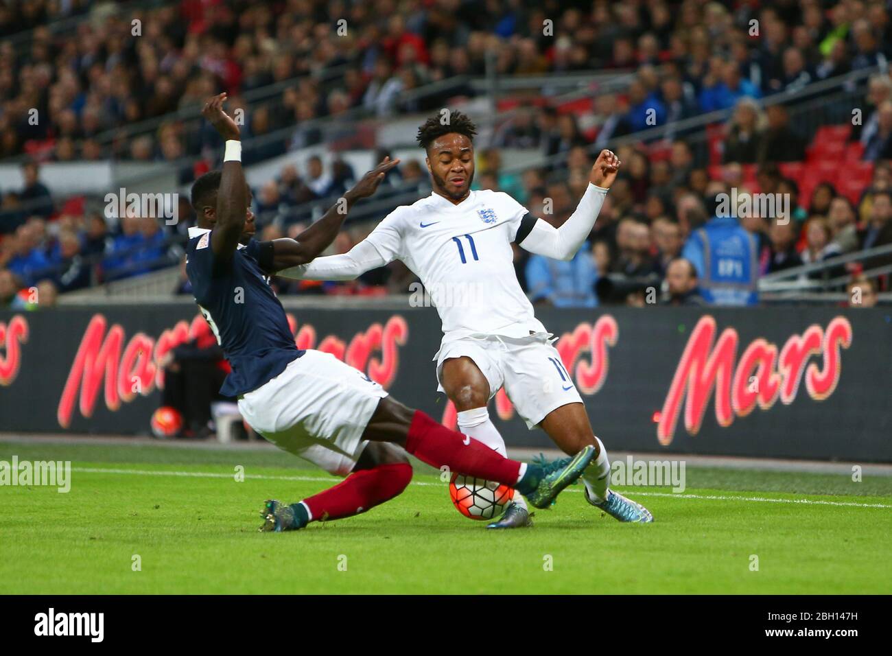LONDRES, ANGLETERRE - Raheem Sterling d'Englandbatailles avec Bacary Sagna de France lors du match international amical pendant le match international amical entre l'Angleterre et la France au stade Wembley le mardi 17 novembre 2015. (Crédit Ryan Dinham | Nouvelles MI) Banque D'Images