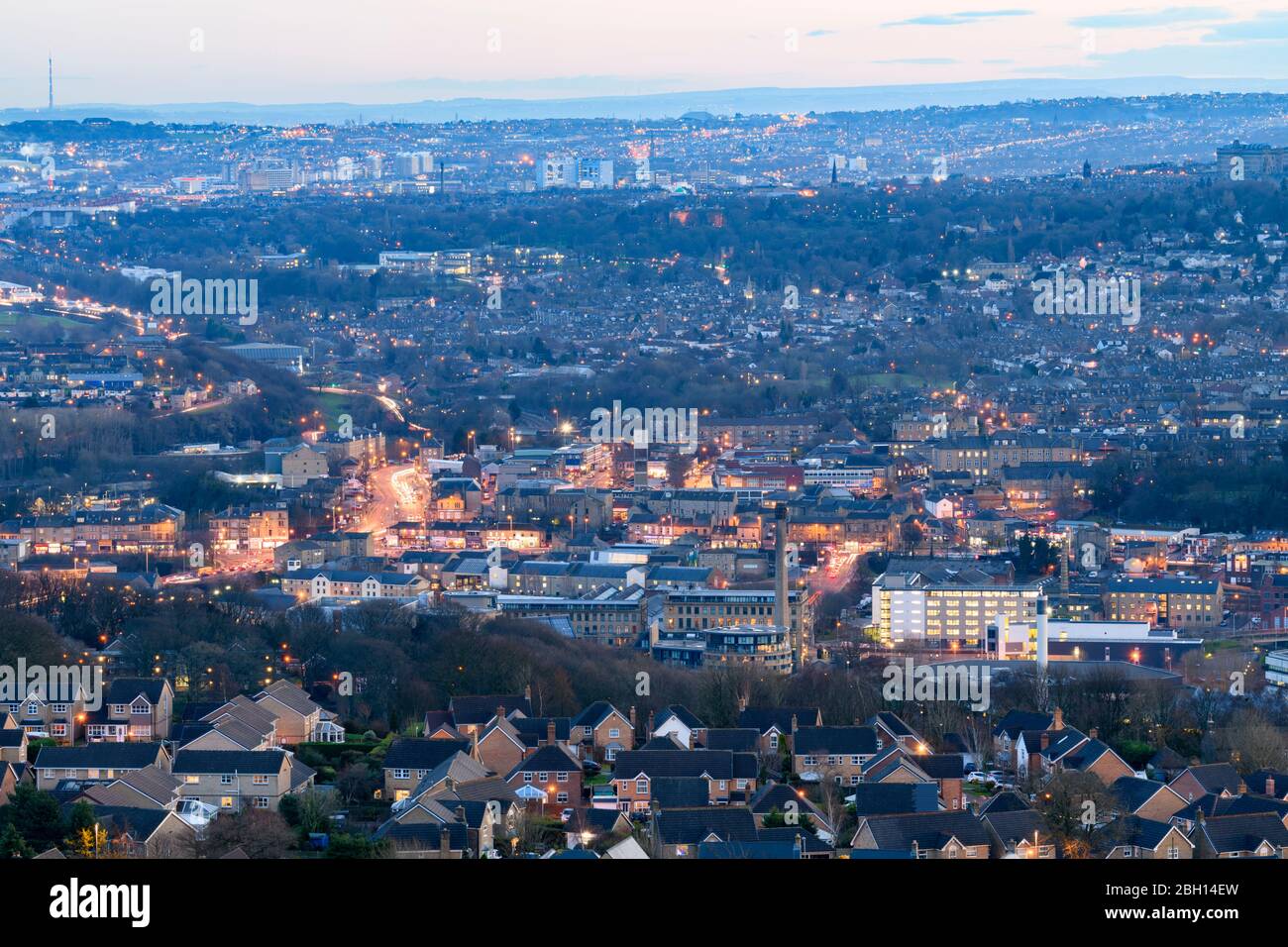 Vue panoramique sur les villes - maisons résidentielles de banlieue, logements mixtes, bâtiments industriels, nuit - Shipley, Bradford City, Yorkshire England UK Banque D'Images