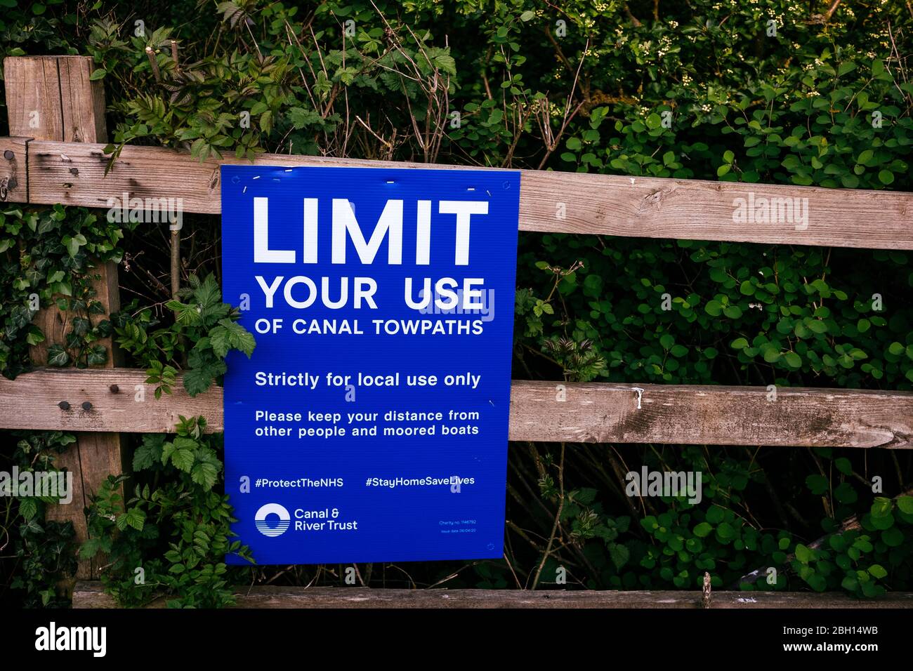 Un panneau avertissant les gens de limiter leur utilisation des chemins de remorquage de canal à Bugbrooke, Northamptonshire pendant la crise de Coronavirus Banque D'Images