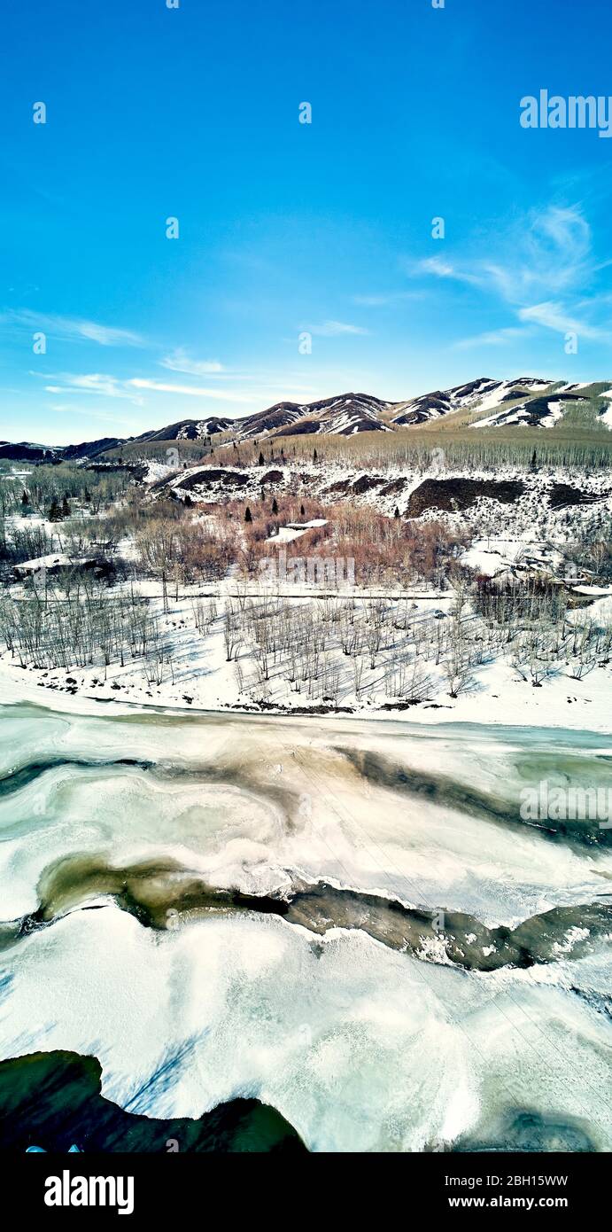 Vue panoramique aérienne: Beau paysage printanier: La rivière Ulba au Kazakhstan se réveille de sommeil d'hiver - dérive de glace - la neige et la glace fondent en t Banque D'Images