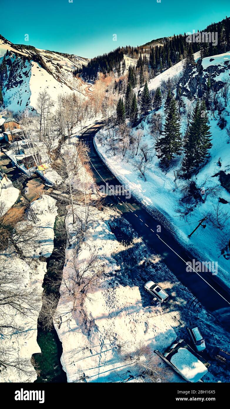 Vue panoramique aérienne: Beau paysage printanier: La rivière Ulba au Kazakhstan se réveille de sommeil d'hiver - dérive de glace - la neige et la glace fondent en t Banque D'Images