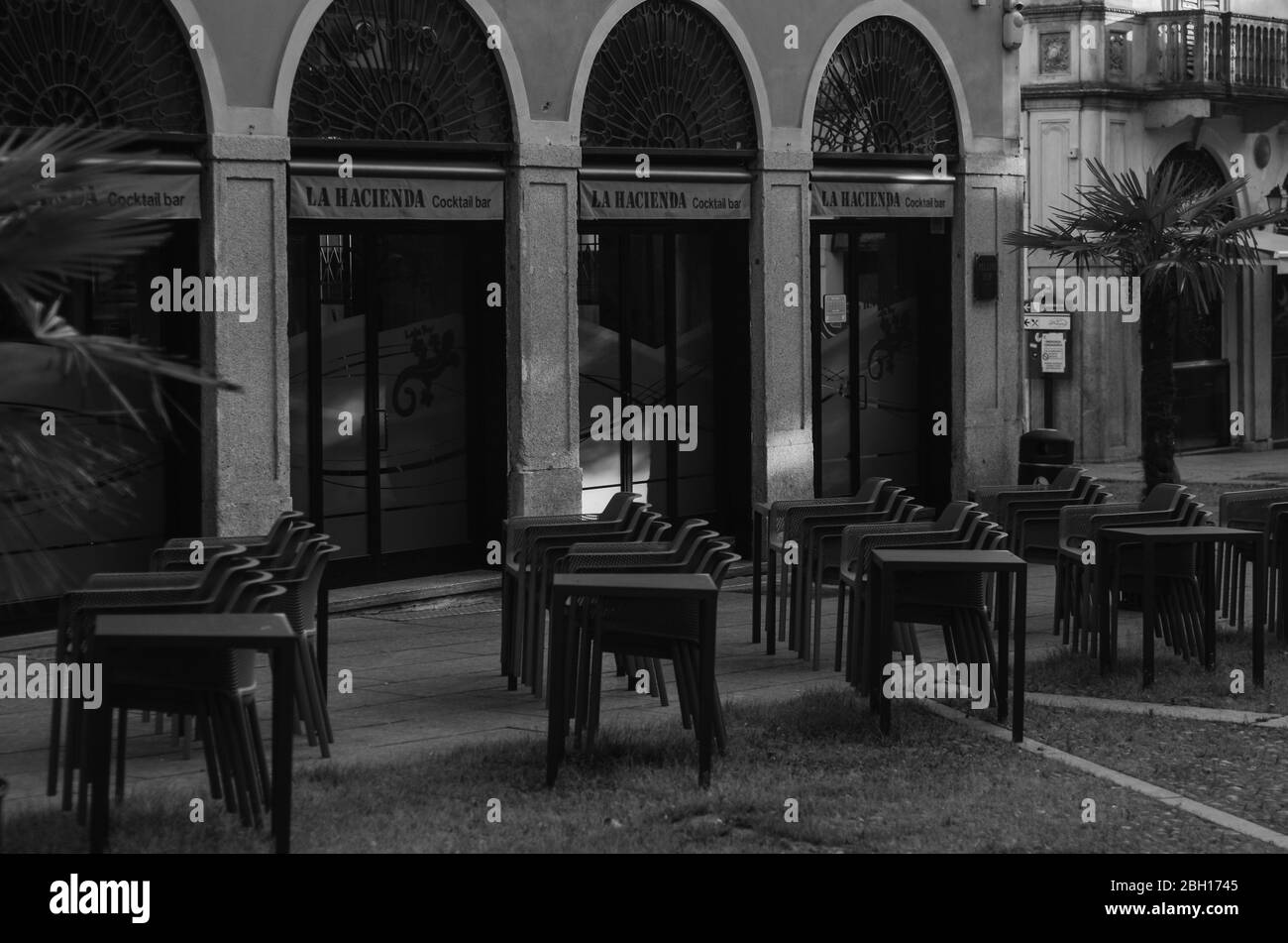 Cremona, Lombardie, Italie - 22 avril 2020 - ville vide et bar fermé, cafés, restaurants, sièges extérieurs rouillés pendant l'écluse de la ville de coronavirus Banque D'Images