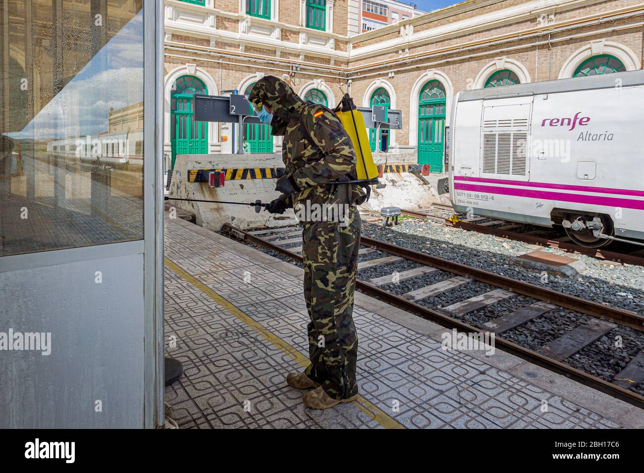 Carthagène, Espagne. 22 avril 2020. La Marine espagnole désinfecte la gare et ses environs dans la ville de Carthagène crédit: ABEL F. ROS/Alay Live News Banque D'Images