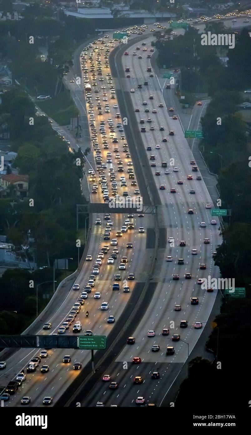 , trafic en soirée sur l'autoroute Santa Monica Interstate 10 à Los Angeles, 20.03.2016, vue aérienne, États-Unis, Californie, Los Angeles Banque D'Images