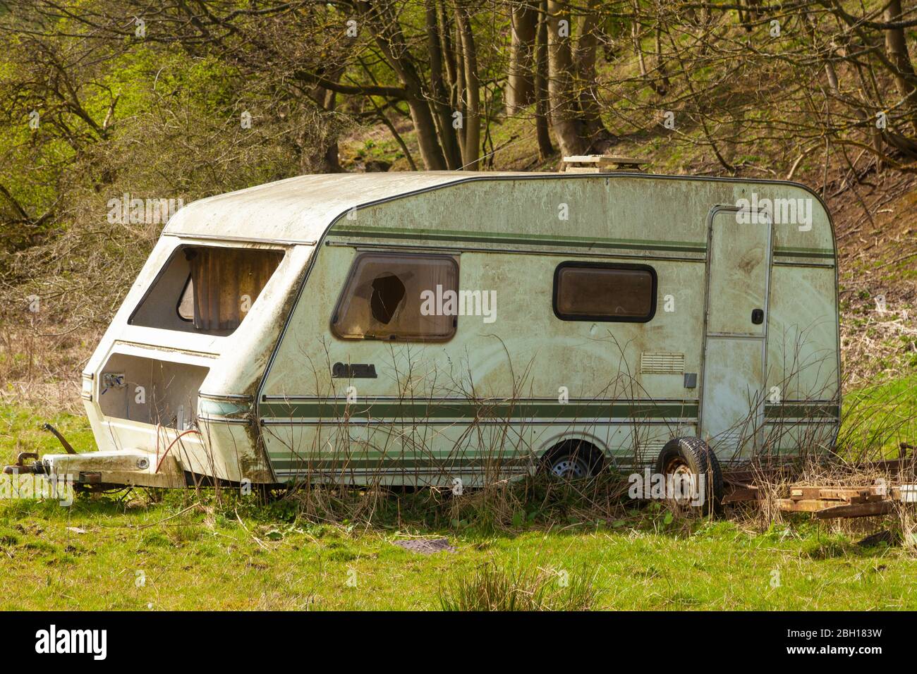 Caravane abandonnée dans un champ près de Dunfermline, Fife. Banque D'Images