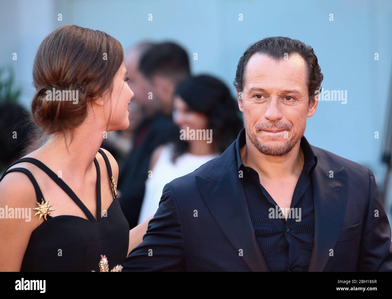 VENISE, ITALIE - SEPTEMBRE 01: Stefano Accorsi, Bianca Vitali marche le tapis rouge devant le "Laundromat" Banque D'Images