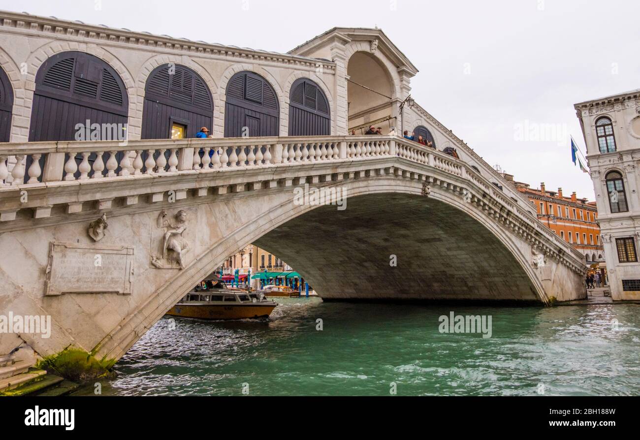 Ponte di Rialto, pont du Rialto, entre les quartiers San Marco et San Polo, Venise, Italie Banque D'Images