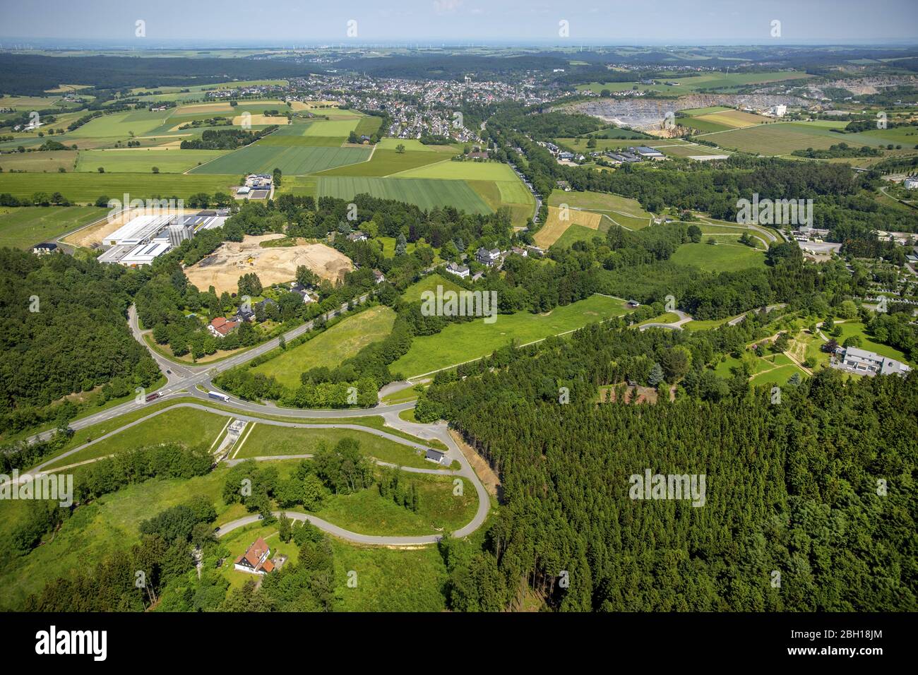 Site de construction pour l'agrandissement de Menke-Kunststoffe GmbH & Co. Kommanditgesellschaft on Mescheder Landstrasse à Warstein, 07.06.2016, vue aérienne, Allemagne, Rhénanie-du-Nord-Westphalie, Warstein Banque D'Images