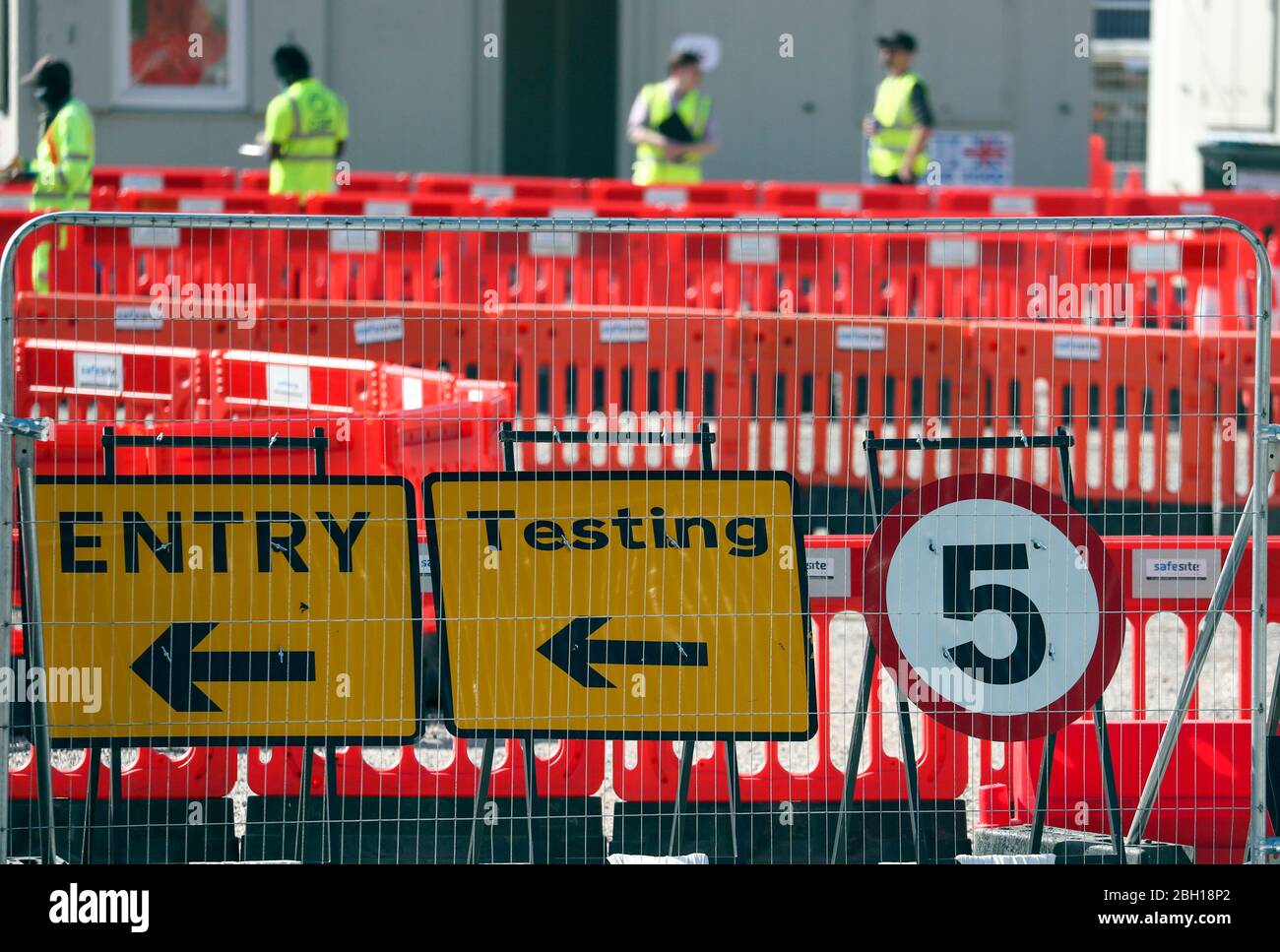 Une station de test de coronavirus située à côté du stade de rugby de Twickenham dans le sud-ouest de Londres, tandis que le Royaume-Uni continue de se verrouiller pour aider à freiner la propagation de la pandémie. Banque D'Images