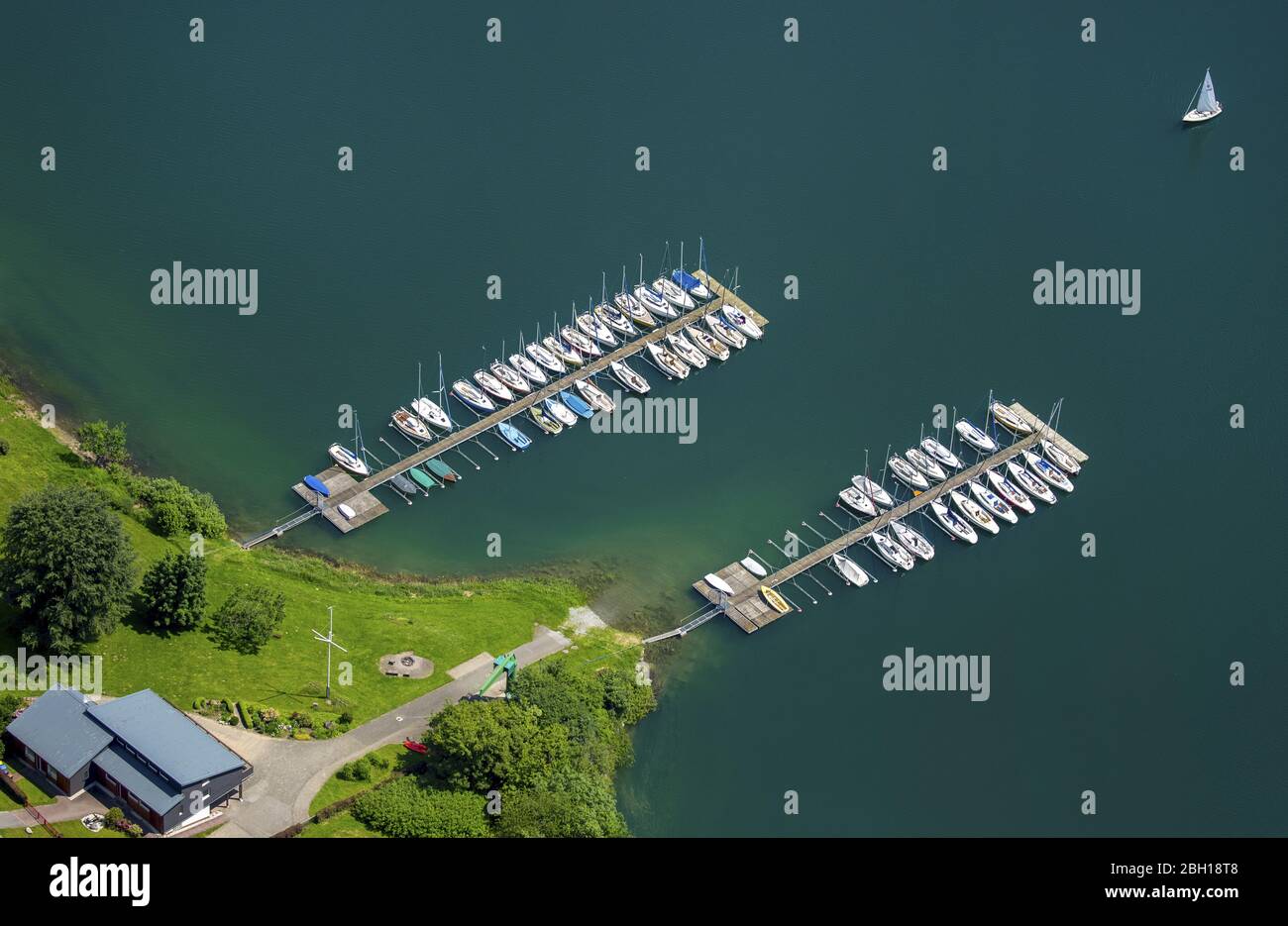Marina - zone portuaire sur la rive de Segel-Club Hennesee e.V. Meschede Berghauser Bucht à Meschede, 07.06.2016, vue aérienne, Allemagne, Rhénanie-du-Nord-Westphalie, Sauerland, Meschede Banque D'Images