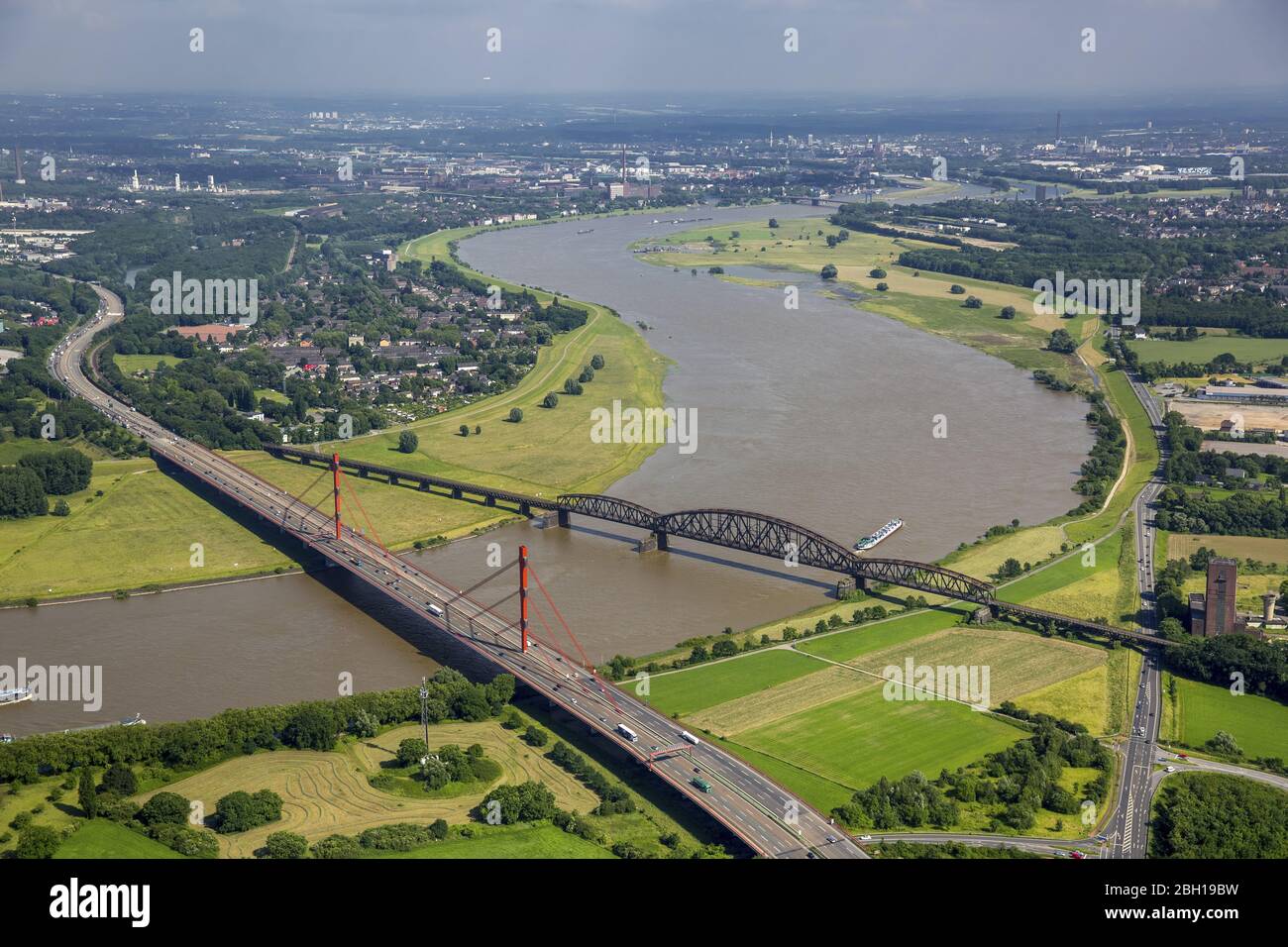 Pont d'autoroute de l'A42 et pont ferroviaire sur le Rhin entre Duisburg-Baerl et Duisburg-Beeckerwerth, 09.06.2016, vue aérienne, Allemagne, Rhénanie-du-Nord-Westphalie, région de la Ruhr, Duisburg Banque D'Images