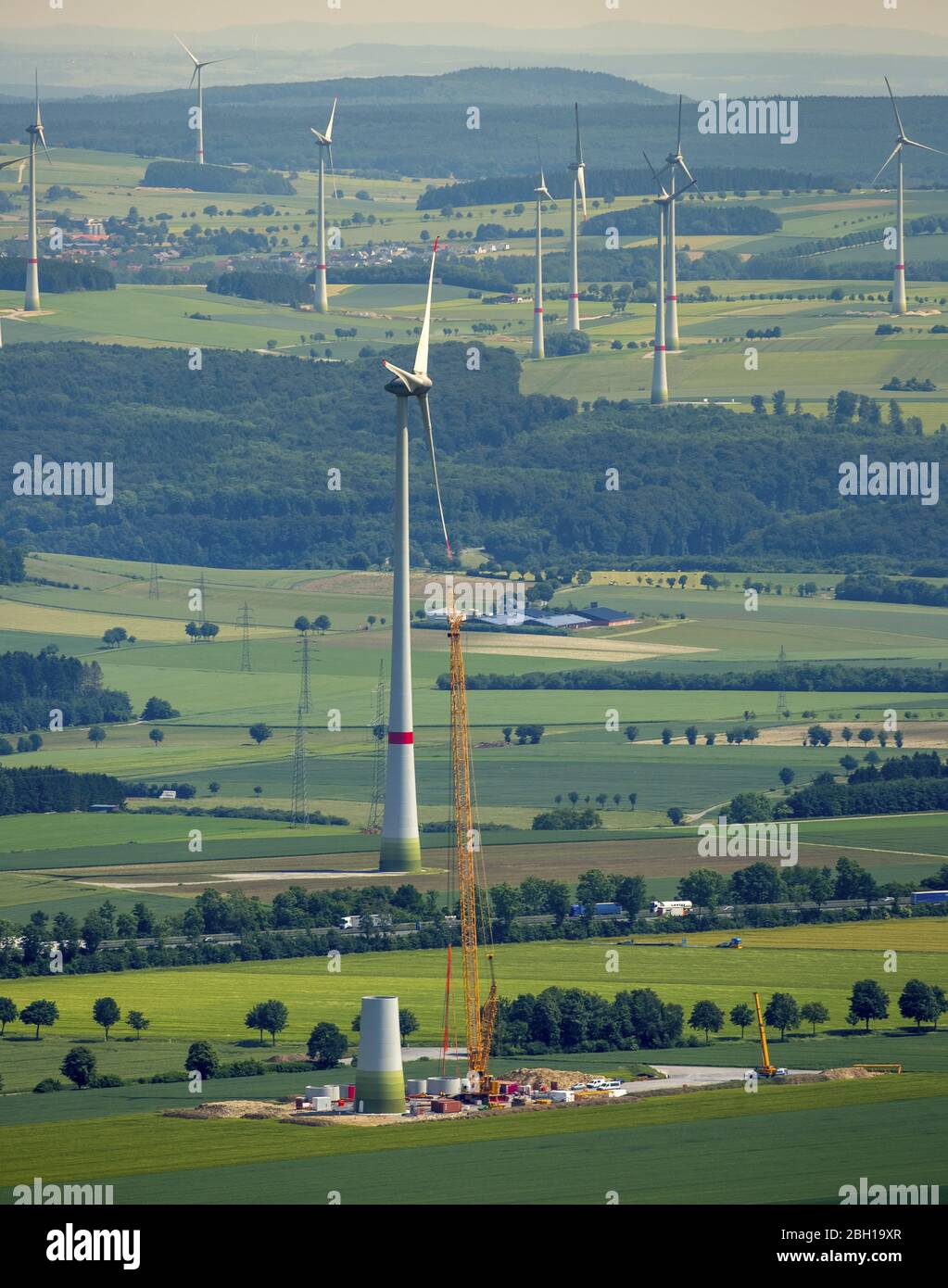 , construction d'une éolienne sur un terrain, 07.06.2016, vue aérienne, Allemagne, Rhénanie-du-Nord-Westphalie, Bad Wuennenberg Banque D'Images