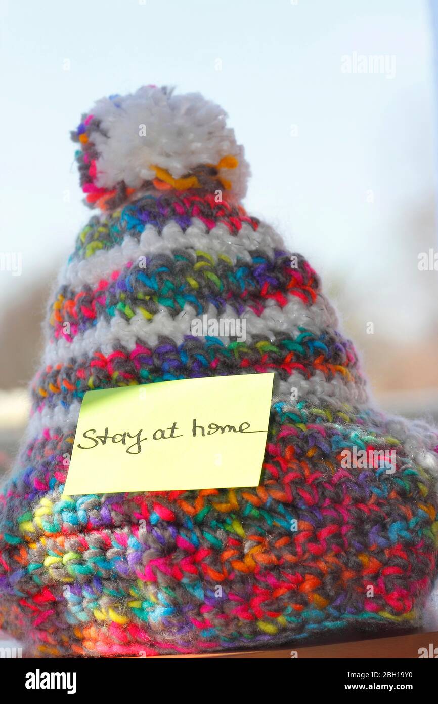 Chapeau de galet crocheté avec feuille de papier rester à la maison à cause de Corona, Allemagne Banque D'Images