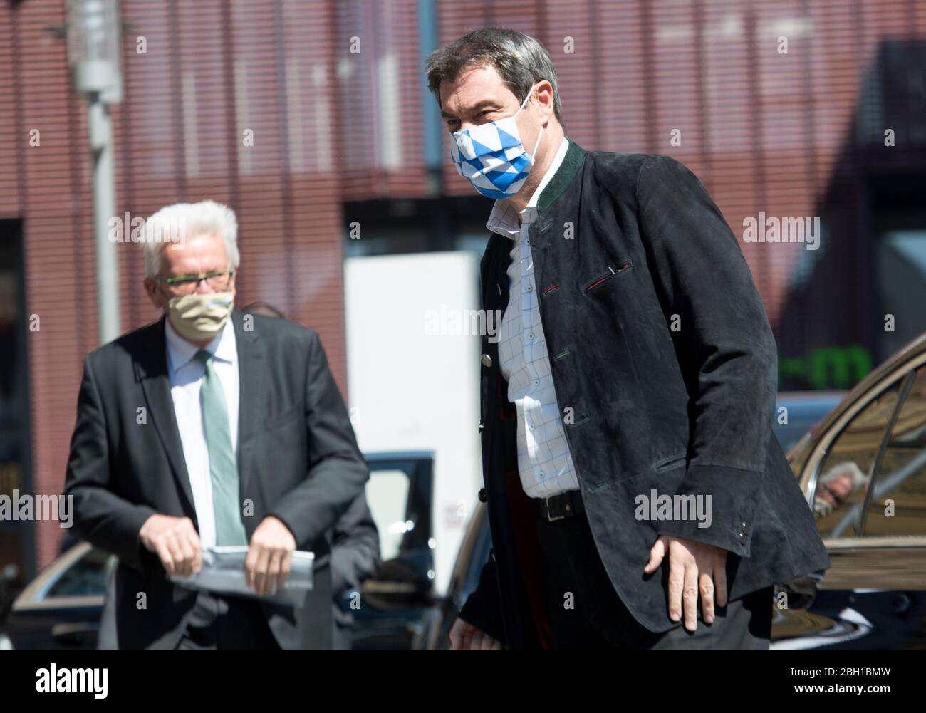 Ulm, Allemagne. 23 avril 2020. Winfried Kretschmann (Bündnis 90/Die Grünen, l), ministre président du Bade-Wurtemberg, et Markus Söder (CSU), ministre président de la Bavière, se accueillent devant l'hôtel de ville. Les deux chefs de gouvernement se sont réunis pour une réunion de crise de Corona. Crédit: Stefan Puchner/dpa/Alay Live News Banque D'Images