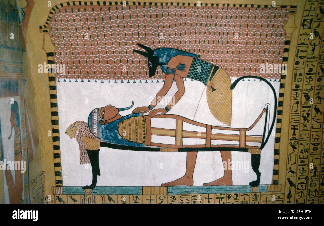 Egypte, Vallée du Nil, Thèbes, Temple Deir al Bahri de Sesedjem. Détail de la murale représentant Anubis le jackel a dirigé dieu des morts en exécutant un rituel sur un cadavre momifié. Banque D'Images