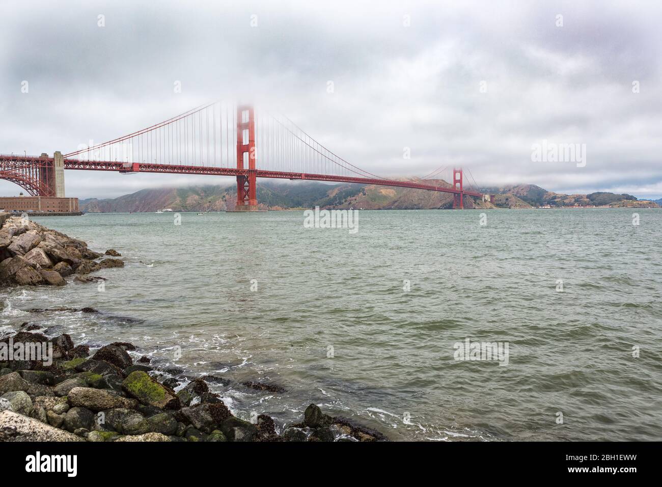 Le Golden Gate Bridge de San Francisco disparaît dans le brouillard sous un ciel sombre Banque D'Images