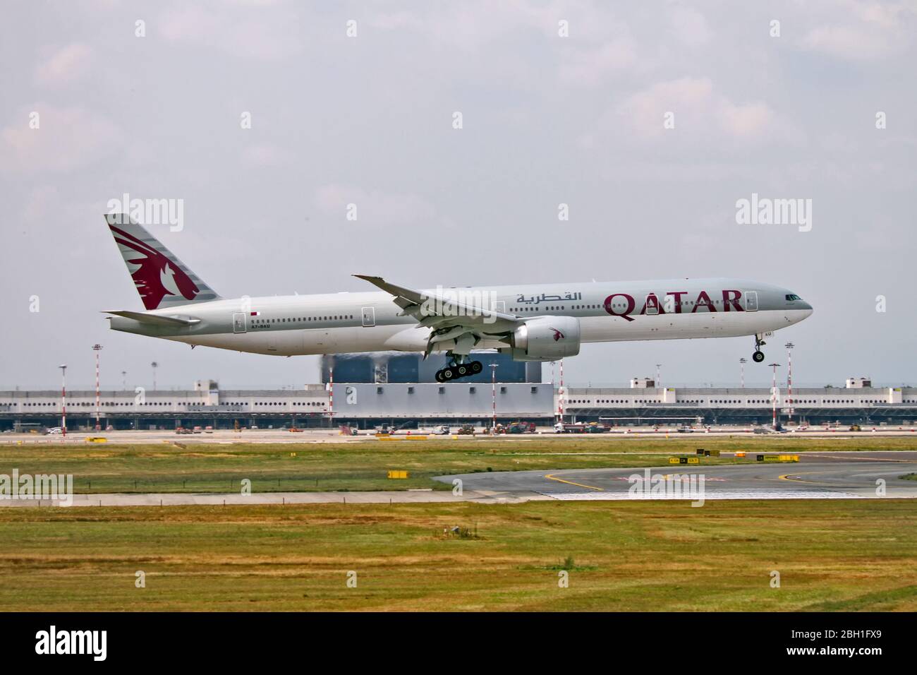 L'A7-BAU Qatar Airways Boeing 777-3 DZ(ER) à Malpensa (MXP / LIMC), Milan, Italie Banque D'Images