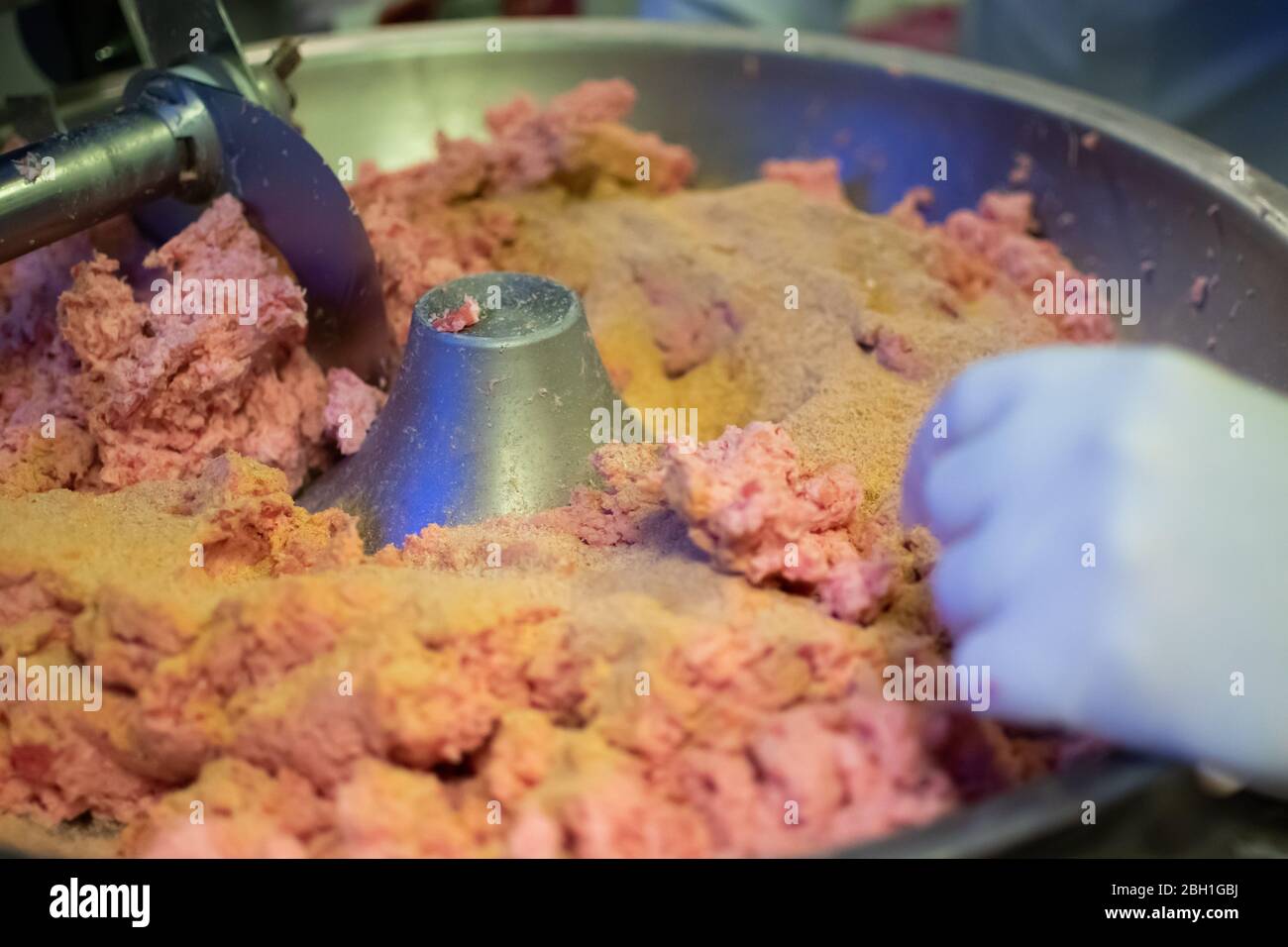 Chef cuisinier préparant la composition du pain de viande à la machine à café Banque D'Images