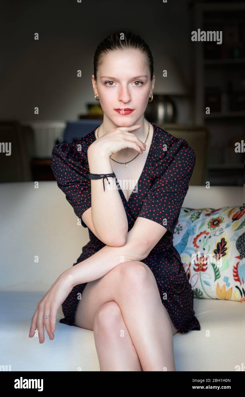 Portrait de petite adolescente avec un petit pain de ballet coiffant assis à la maison Banque D'Images