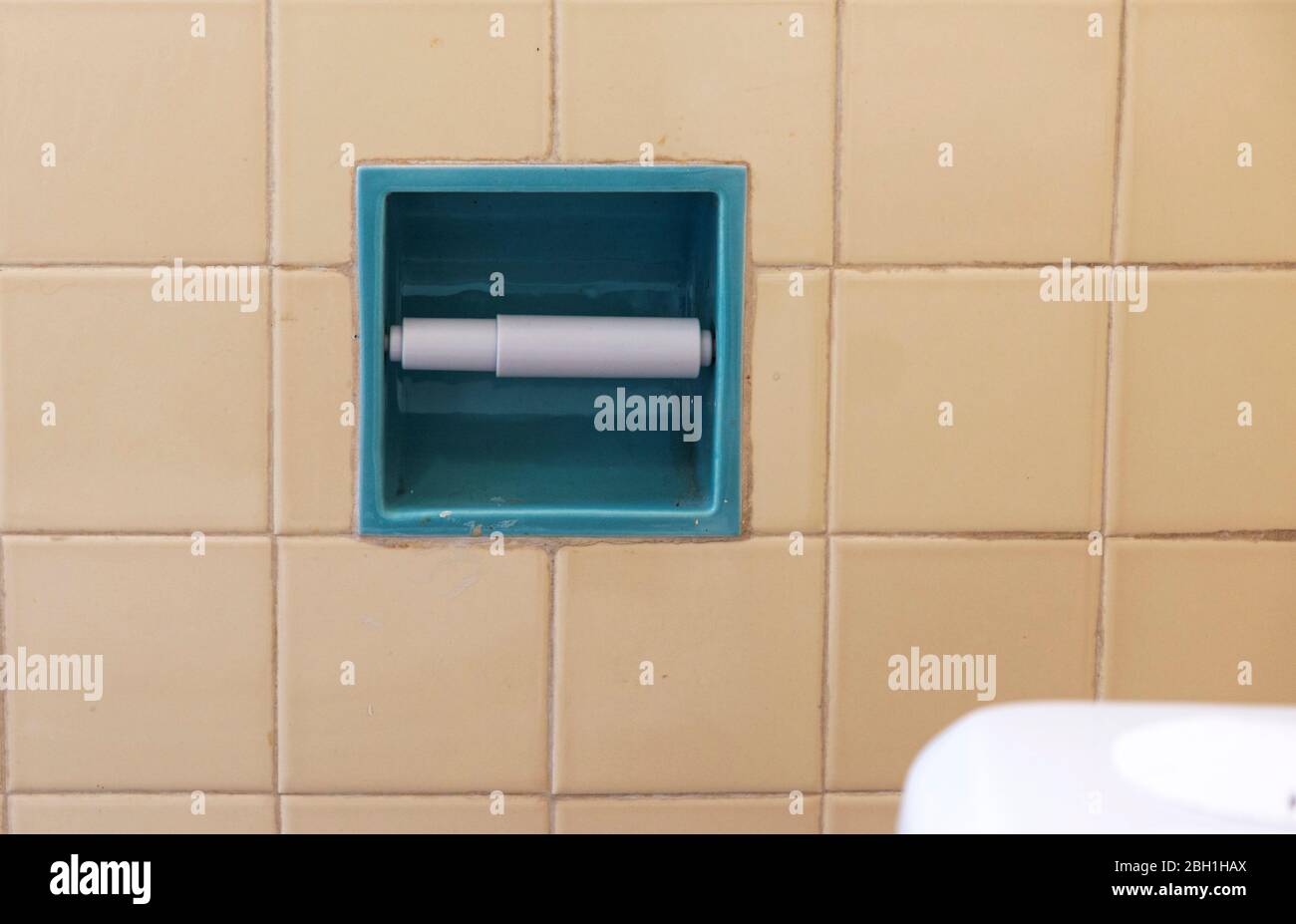 Un porte-papier toilette de salle de bains résidentielle est vide en raison de l'accumulation par le public pendant la pandémie de coronavirus. Banque D'Images