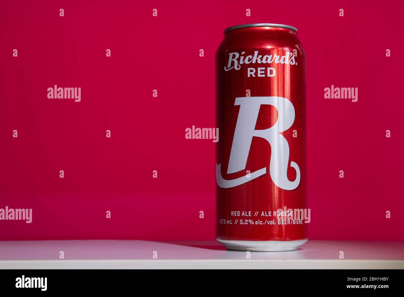 Une canette de la bière canadienne Rickard's Red, une bière rouge de Molson Coors. Tourné sur fond rouge. Banque D'Images