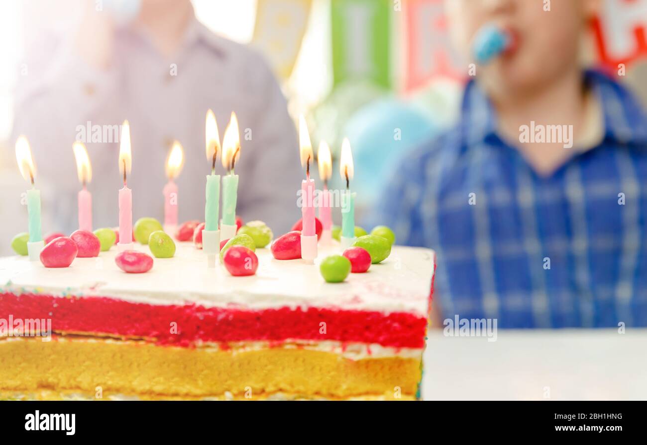 Deux Garcons Soufflant Des Bougies Sur Le Gateau Joyeux Anniversaire Fete Contexte Photo Stock Alamy