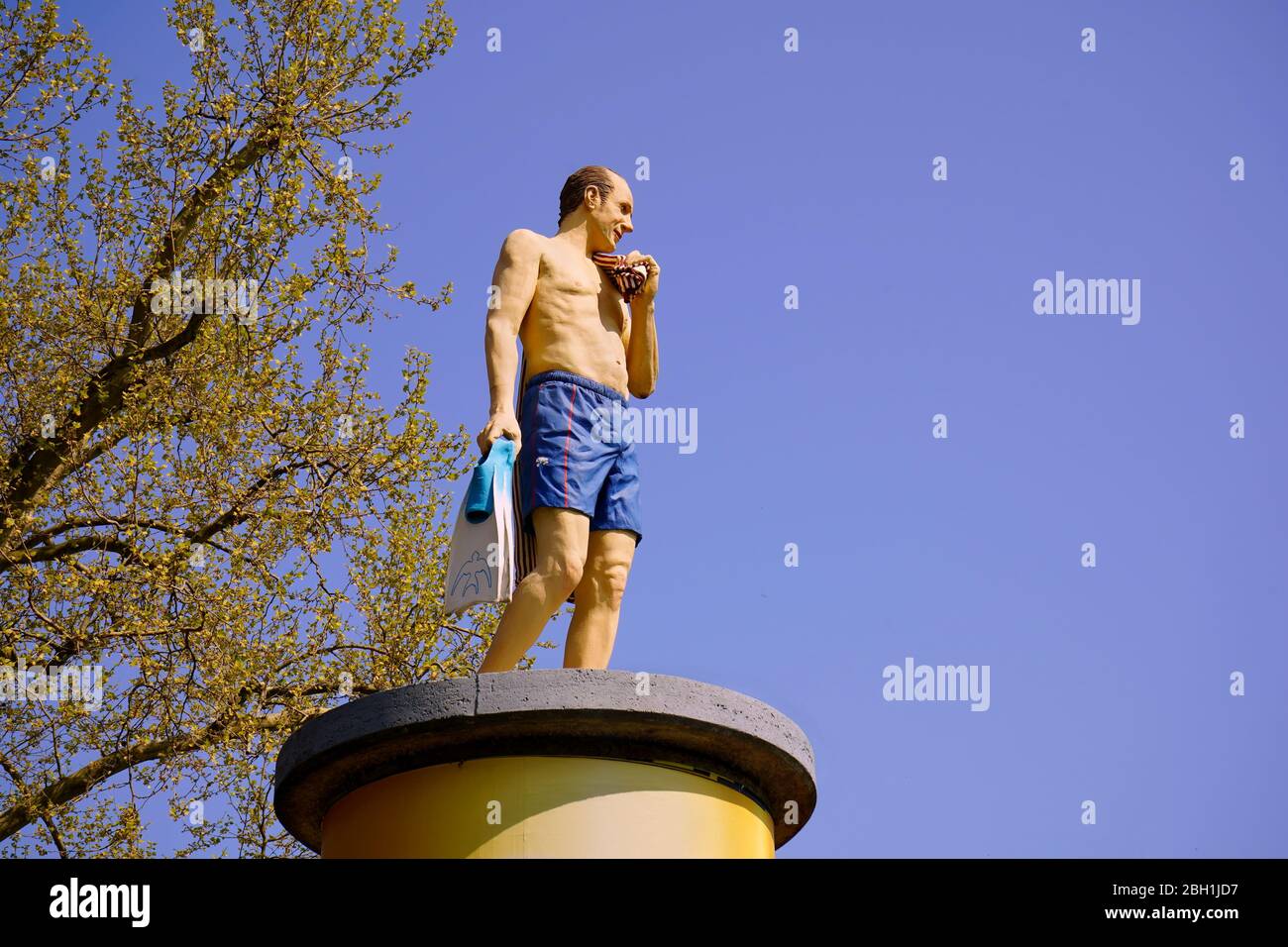 'Säulenheilige' (saints sur colonnes) : sculptures réalistes des gens du quotidien sur colonnes publicitaires. Artiste: Christoph Pöggeler. 'Le vacancier'. Banque D'Images