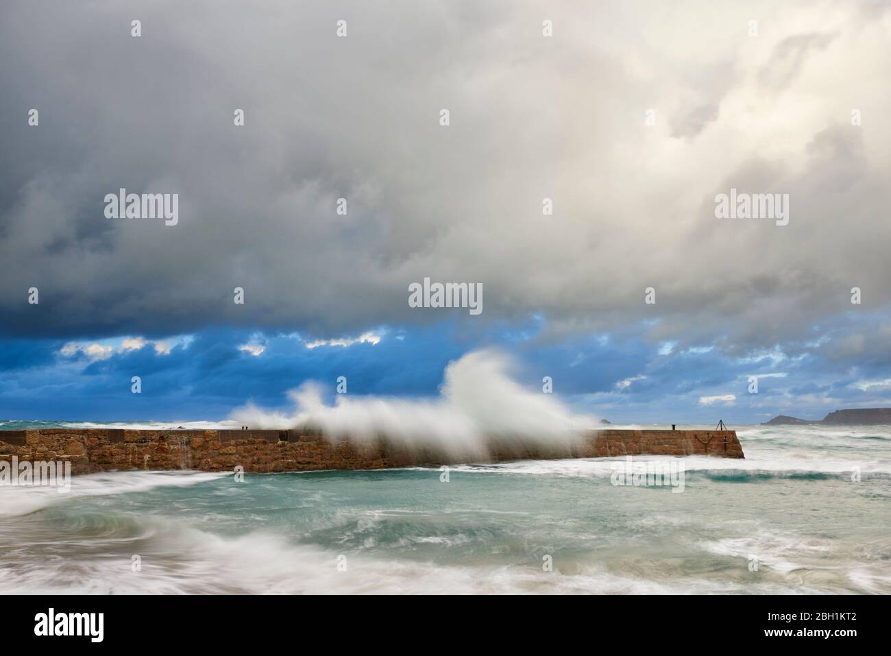 La mer de tempête brisant le mur du port à Sennen, Cornwall Banque D'Images