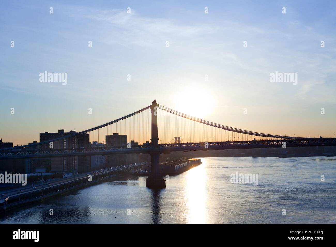 Manhattan Bridge au-dessus de l'East River, New York City, NY, États-Unis Banque D'Images