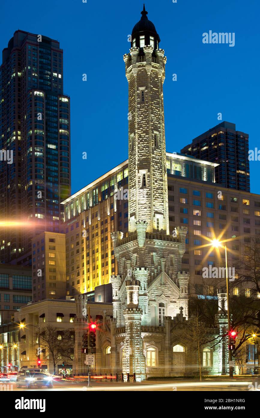 Chicago, Illinois, États-Unis - vue nocturne sur les bâtiments de la Water Tower dans Michigan Avenue. Banque D'Images