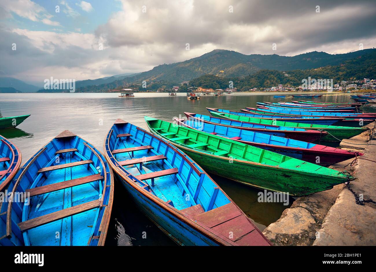 Bateaux bleu et vert au bord du lac Phewa dans Pokhara, Népal. Banque D'Images Bateaux bleu et vert au bord du lac Phewa dans Pokhara, Népal. Banque D'Images