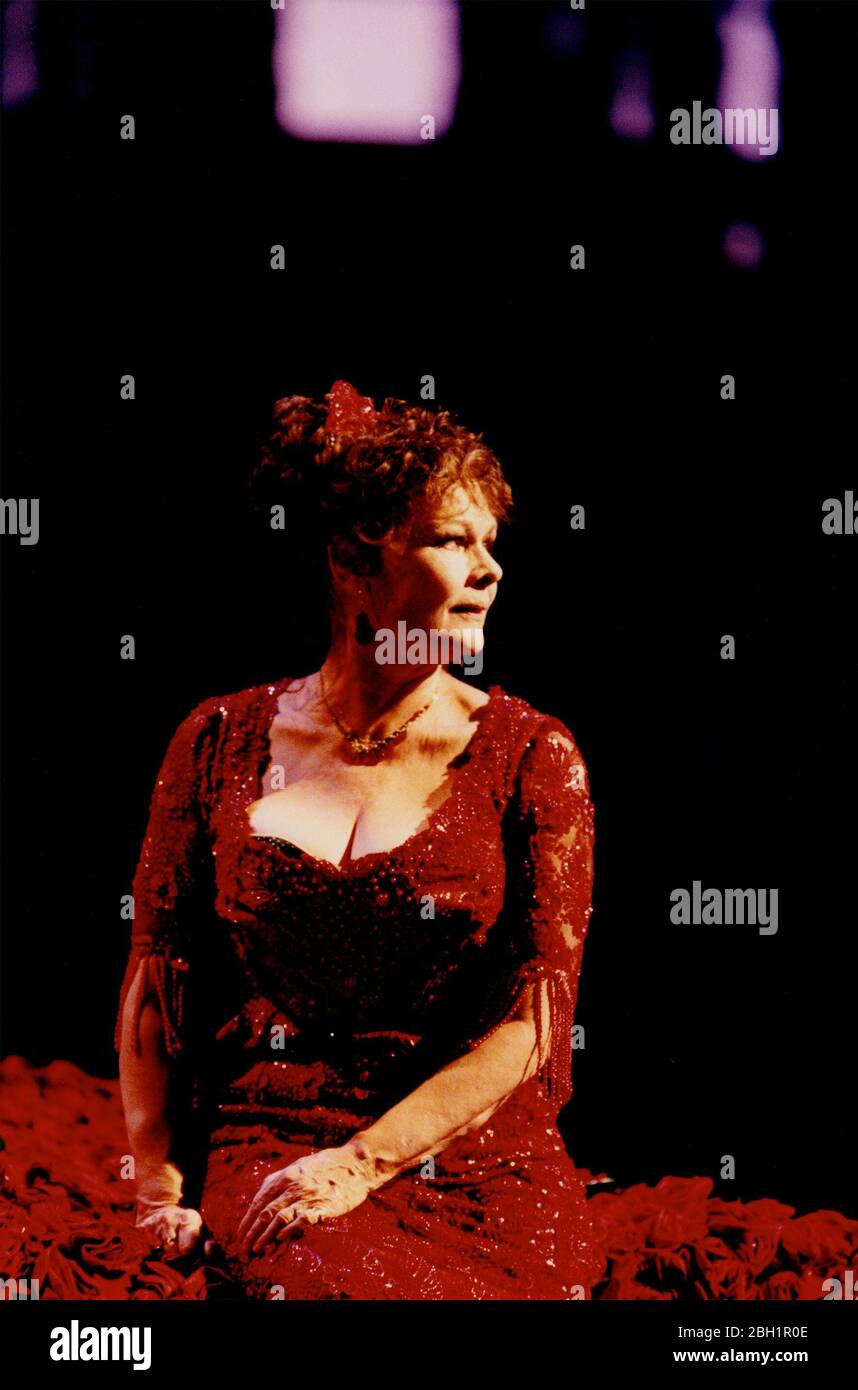 Judi Dench (Desiree Armfeldt) dans UNE PETITE NUIT DE MUSIQUE au Théâtre Olivier, Théâtre National (NT), Londres en 1995 musique et paroles: Stephen Sondheim livre: Hugh Wheeler set design: Stephen Brimson Lewis costumes: Nicky Gillibrand éclairage: Mark Henderson réalisateur: Sean Mathias Banque D'Images