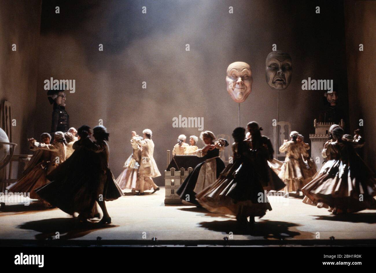 CANDIDE dans un Opéra écossais et Old Vic coproduction au Old Vic, Londres en 1988 musique de Leonard Bernstein paroles de Richard Wilbur, Stephen Sondheim, John Lagouche, Lillian Hellman, Dorothy Parker & Leonard Bernstein livre adapté de Voltaire par Hugh Wheeler adapté par John Wells & John Mauceri réalisé par Jonathan Miller & John Wells design: Richard Hudson Banque D'Images