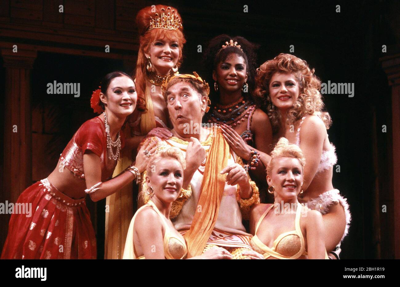 Frankie Howerd (Pseudolus) DANS UNE DRÔLE DE CHOSE S'EST PASSÉ SUR LE CHEMIN DU FORUM au Piccadilly Theatre, Londres en 1986 livre: Burt Chevelove & Larry Gelbart musique et paroles: Stephen Sondheim design: Tony Walton éclairage: Robert Ornbo chorégraphie: George Martin réalisateur: Larry Gelbart Banque D'Images