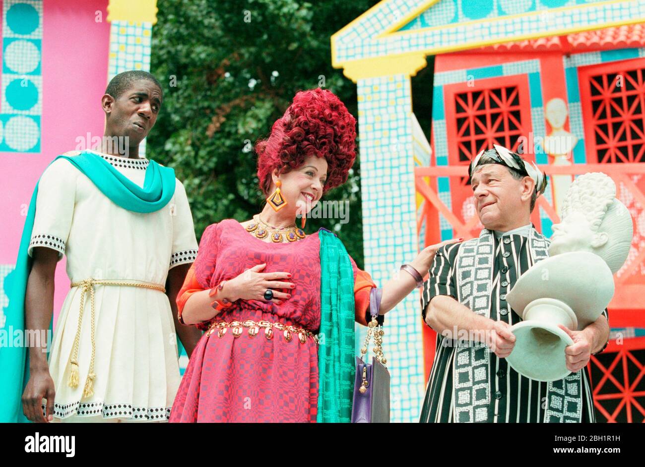 l-r: Rhashan Stone (Hero), Susie Blake (Domina), Michael Tudor Barnes (Senex) dans UN DRÔLE DE CHOSE S'EST PRODUIT SUR LE CHEMIN DU FORUM au théâtre en plein air, Regent's Park, Londres en 1999 livre: Burt Shevelove & Larry Gelbart musique et paroles: Stephen Sondheim design: Paul Farnsworth éclairage: Jason Taylor chorégraphie: Lisa Kent directrice: Ian Talbot Banque D'Images