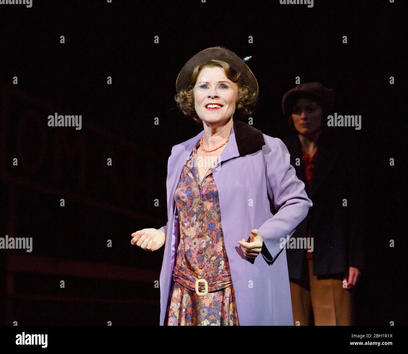 Imelda Staunton (Rose) en GYPSY au Chichester Festival Theatre, West Sussex, Angleterre en 2014 musique: Jule Styne paroles: Stephen Sondheim livre: Arthur Laurents design: Anthony Ward Lighting: Mark Henderson chorégraphe: Stephen Mear réalisateur: Jonathan Kent Banque D'Images