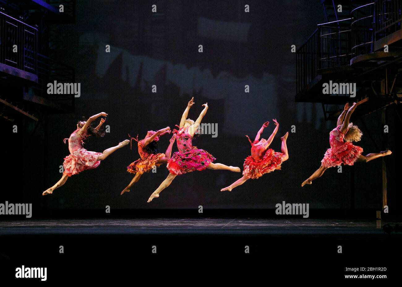 'America' - The Shark Girls in WEST SIDE STORY at Sadler's Wells, Londres en 2013 livre: Arthur Laurents musique: Leonard Bernstein paroles: Stephen Sondheim après 'Romeo and Juliet' par Shakespeare chorégraphie et direction originale: Jerome Robbins réalisateur: Joey McKenneely Banque D'Images