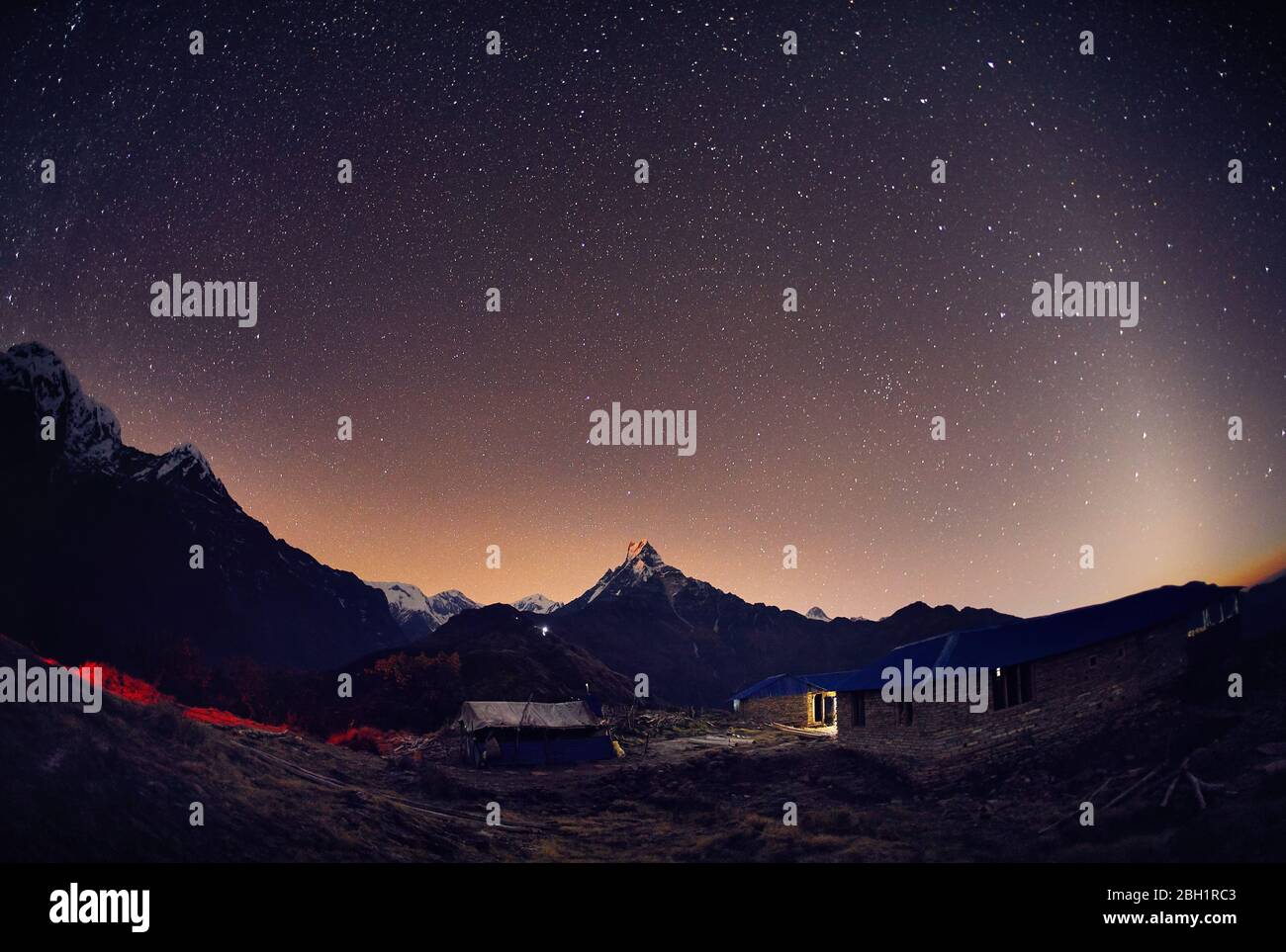 Machapuchare Montagne de l'himalaya la nuit ciel étoilé au Népal Banque D'Images Machapuchare Montagne de l'himalaya la nuit ciel étoilé au Népal Banque D'Images