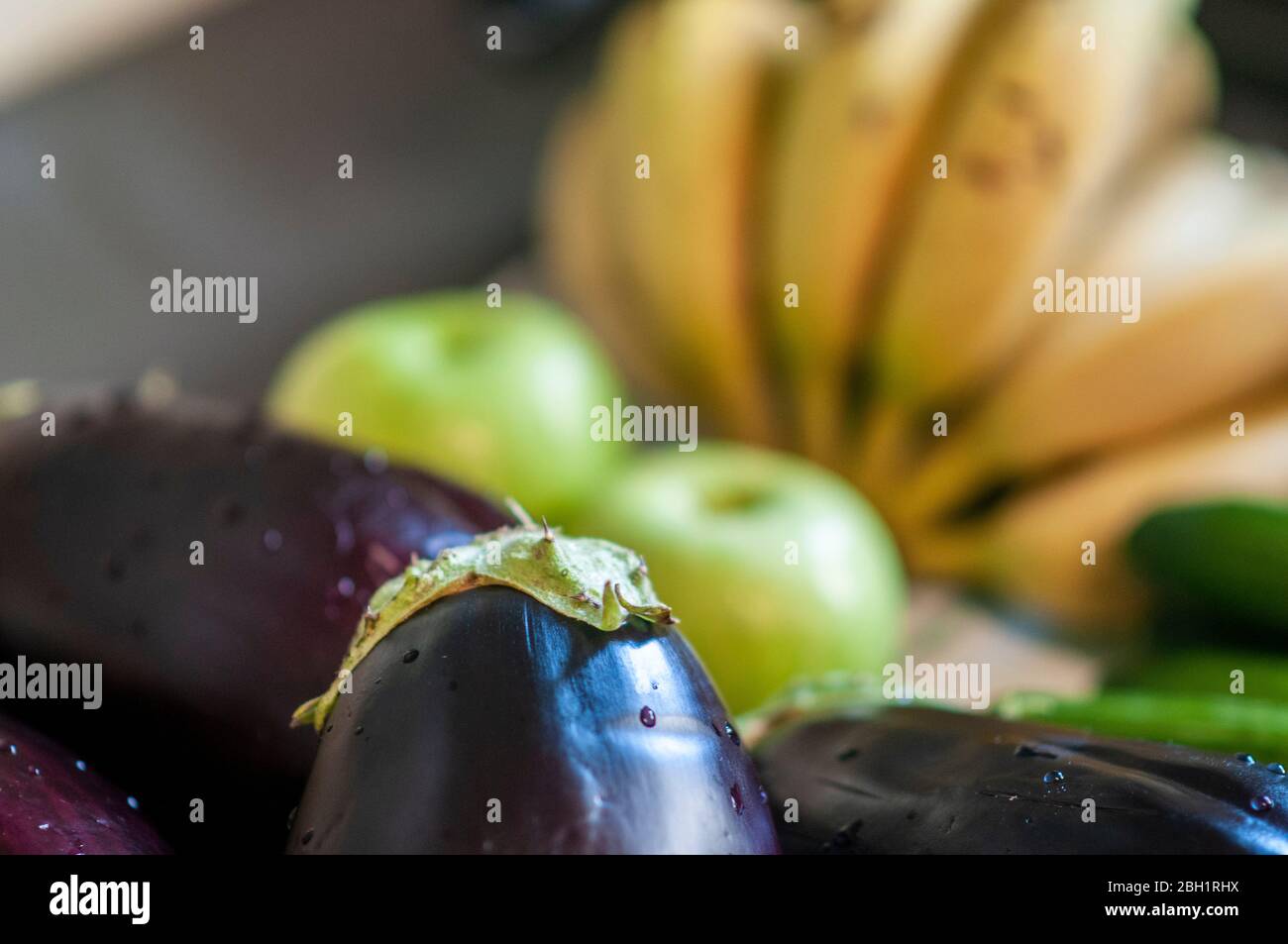 Les fruits et légumes (bananes et aubergines) sont lavés et désinfectés avant d'entrer dans la maison. Cette pratique hygiénique a été mise en œuvre dans le monde entier Banque D'Images