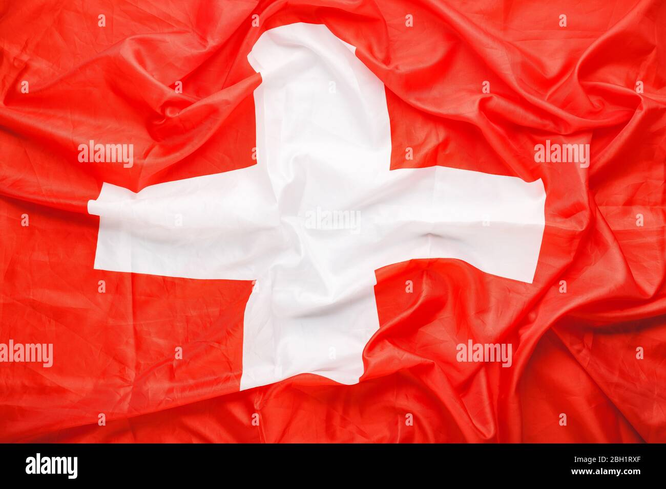 Fond drapeau Suisse. Drapeau national suisse comme symbole de la démocratie, patriote. Gros plan texture drapeau suisse. Stock photo Croix-Rouge Banque D'Images