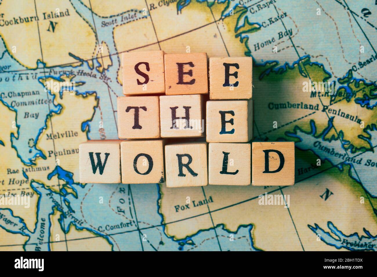 Découvrez le monde écrit en blocs de bois sur une carte de voyage vintage Banque D'Images