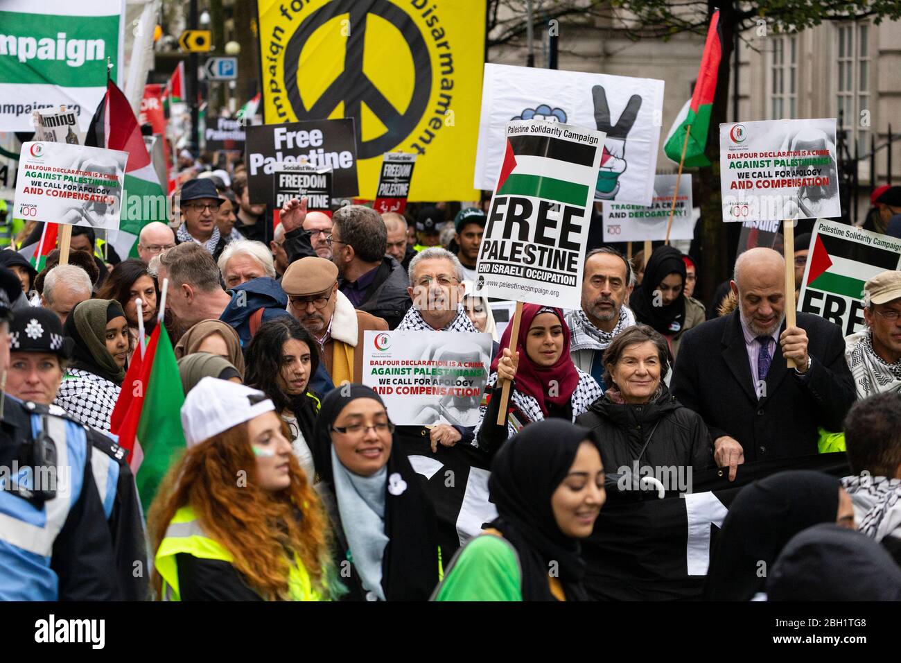 Foule de personnes à la Marche nationale et Rallye "Justice Now: Faites-la bien pour la Palestine", Londres, 2017 Banque D'Images