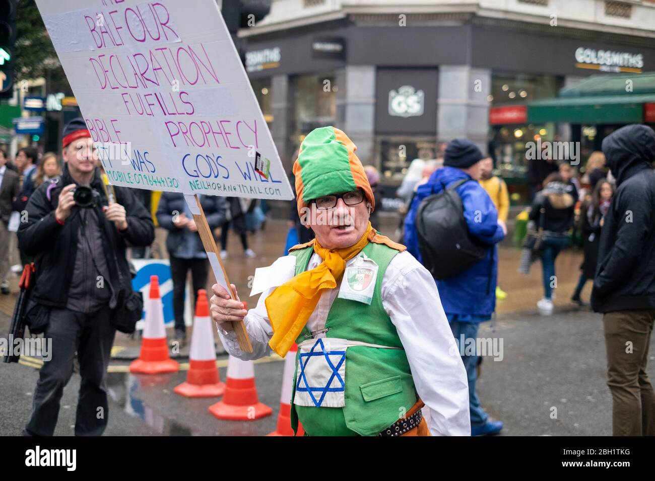 Le contre-protester sioniste tient un signe à la Marche nationale et le Rallye "Justice maintenant: Faites-le bien pour la Palestine", Londres, 2017 Banque D'Images