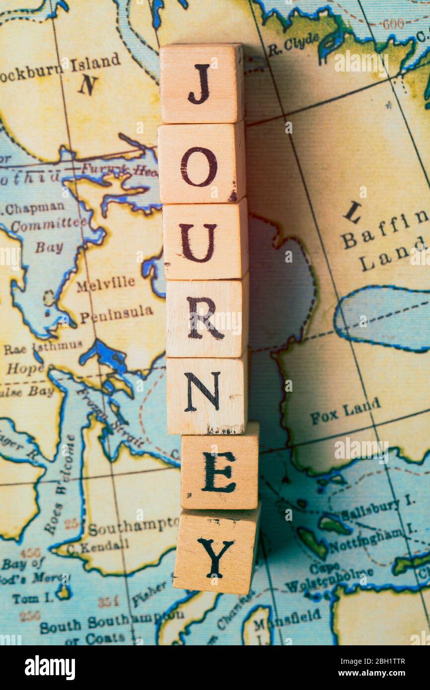 Mot de voyage écrit en blocs de bois sur une carte de voyage vintage Banque D'Images