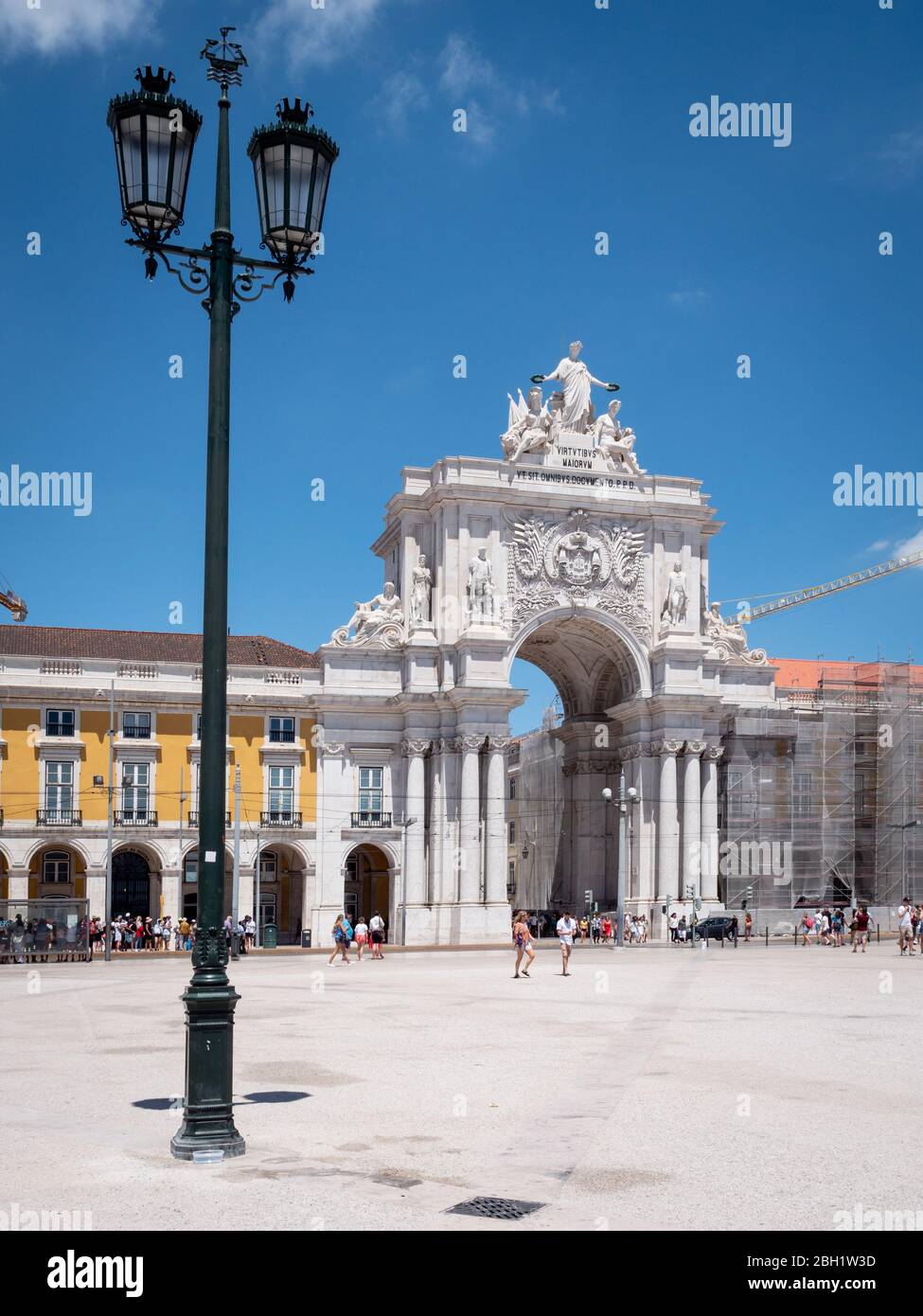 L'Arc de Triomphe qui domine la place Comercio (Terreiro do Paço) mène à Rua Augusta dans le centre de Lisbonne. Banque D'Images