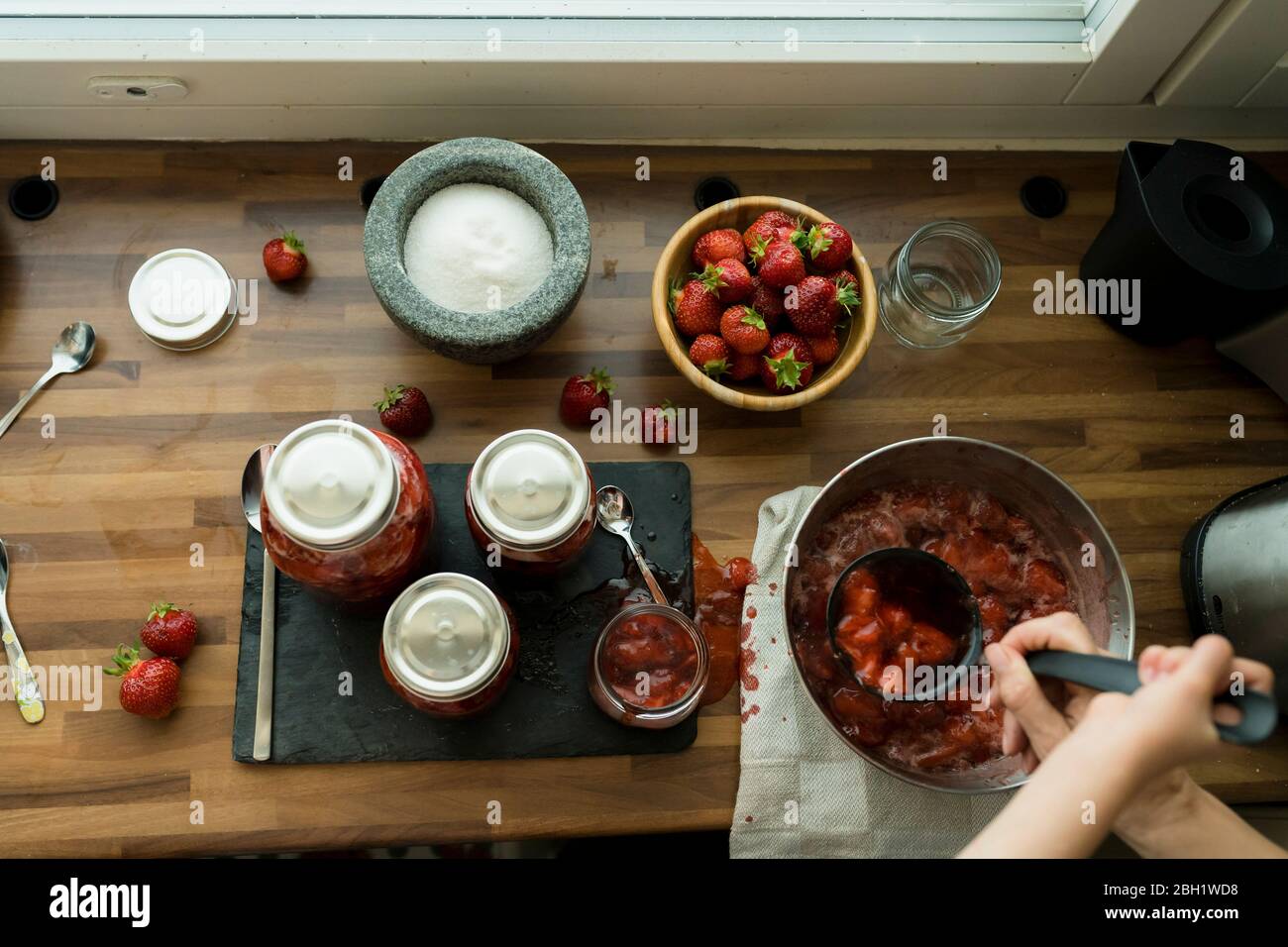 Préparation de la confiture de fraises à la maison Banque D'Images